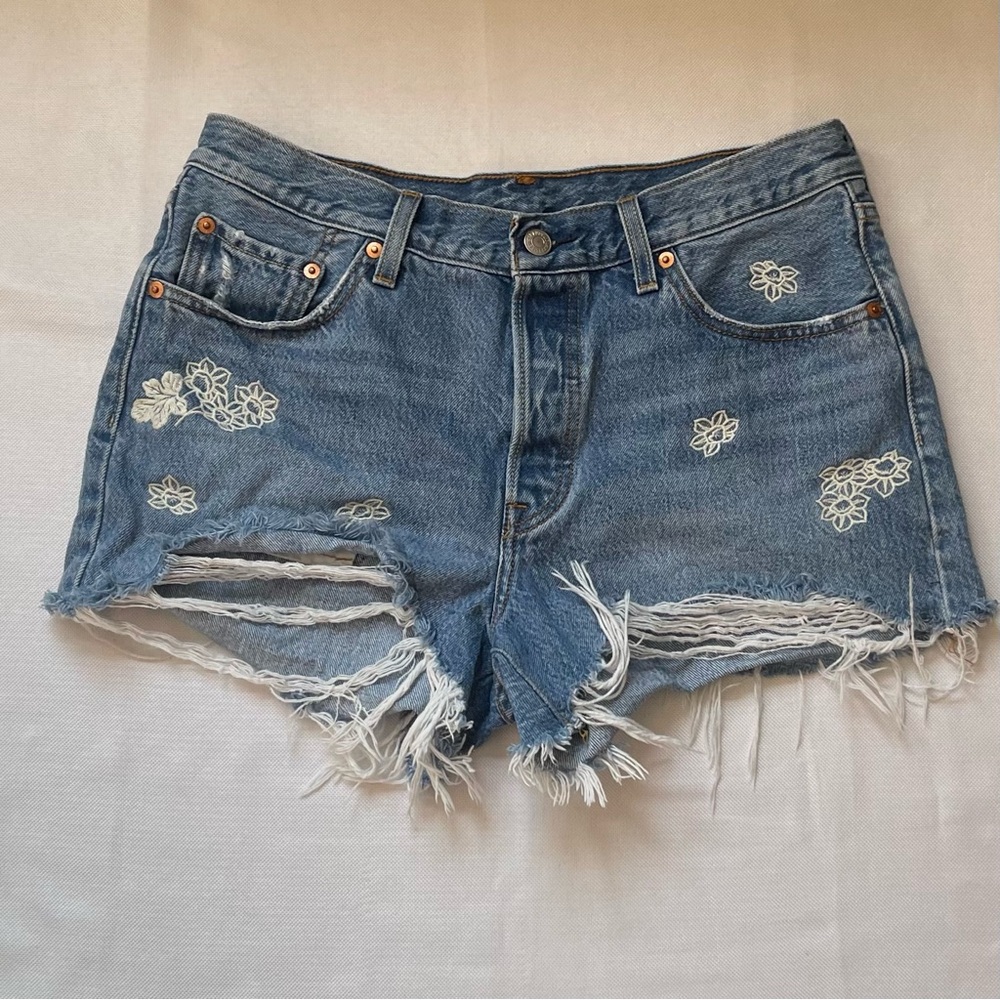 Levi's 501 Women 29 Blue Cut Off Denim Shorts White Floral Embroidered